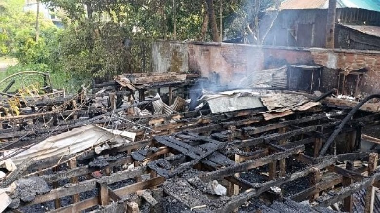 ভয়াবহ অগ্নিকাণ্ডে দুমকিতে ভাতের হোটেল পুড়ে ছাই