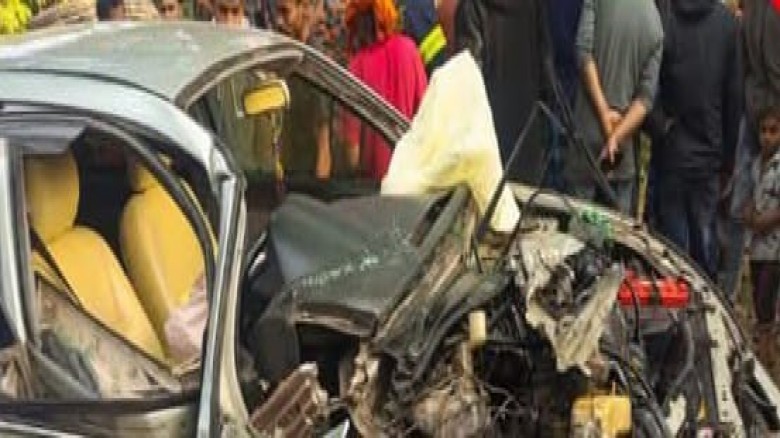ঝিকরগাছায় নছিমন- প্রাইভেটকার মুখোমুখি সংঘর্ষে তিনজন আহত