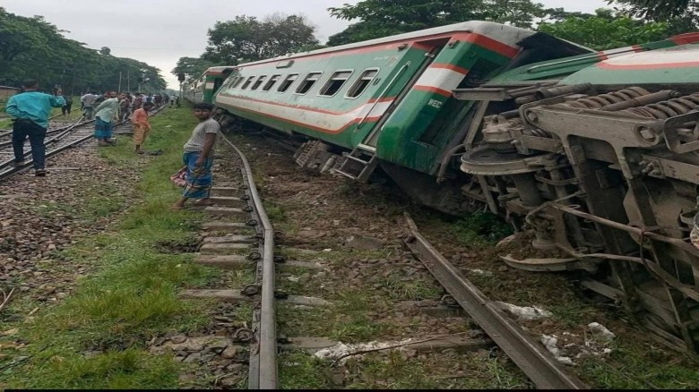 দুর্বৃত্তদের নাশকতায় অগ্নিবীণা এক্সপ্রেস লাইনচ্যুত গফরগাঁও রেলস্টেশনের