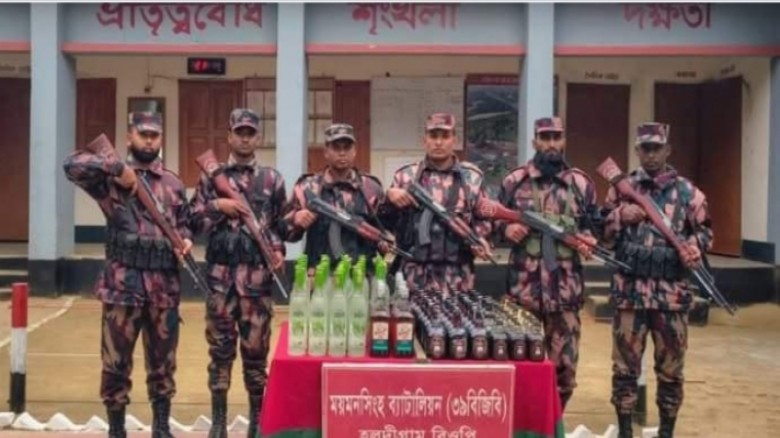 সীমান্তে ভারতীয় মদ, কম্বল ও মোবাইল ডিসপ্লে জব্দ