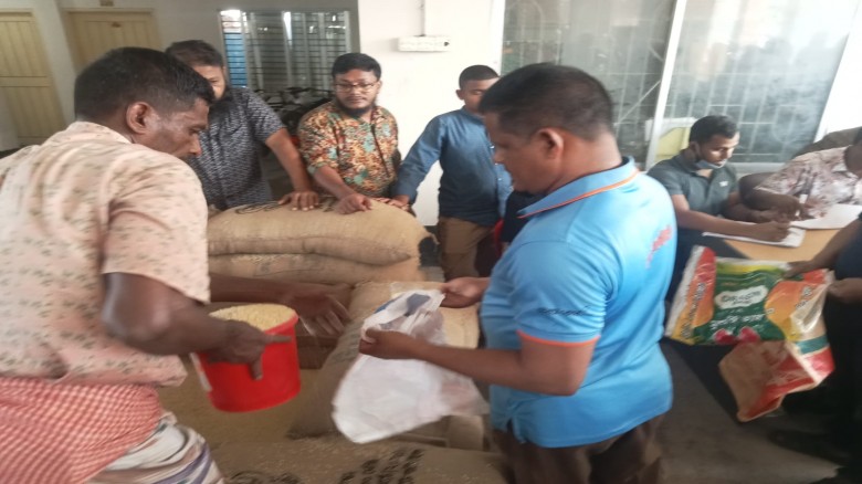 গোপালগঞ্জ পৌরসভায় হতদরিদ্রদের মাঝে ঈদ উপহারের ১০ কেজি চাল বিতরণ