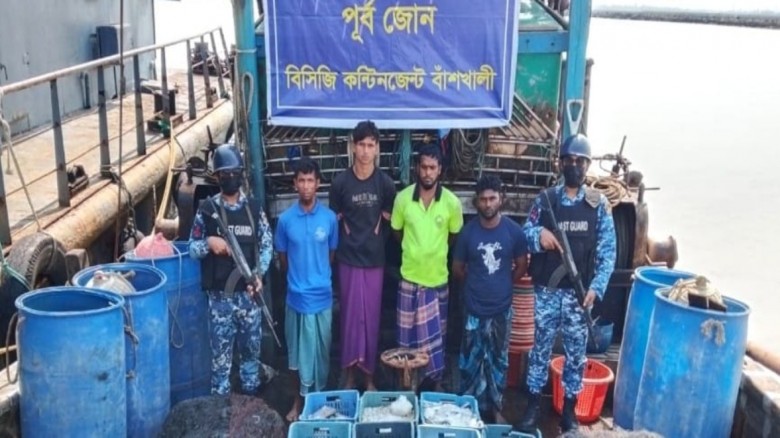বাঁশখালীতে অবৈধ ট্রলিং বোট জব্দ, জাল-মাছসহ আটক ৪