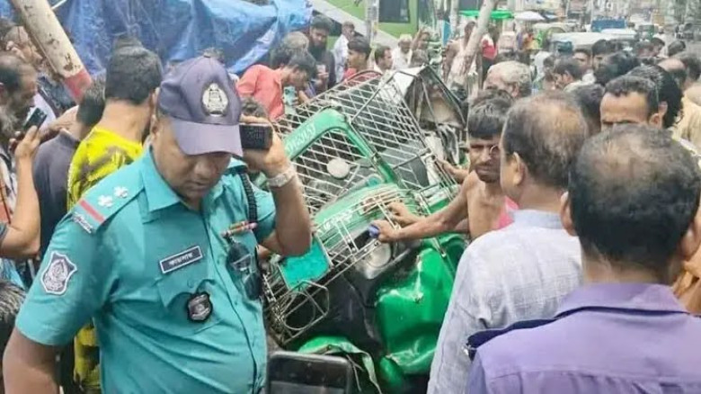 চট্টগ্রামে ট্রেনের ধাক্কায় দুমড়ে-মুচড়ে গেল অটোরিকশা, চালক আহত