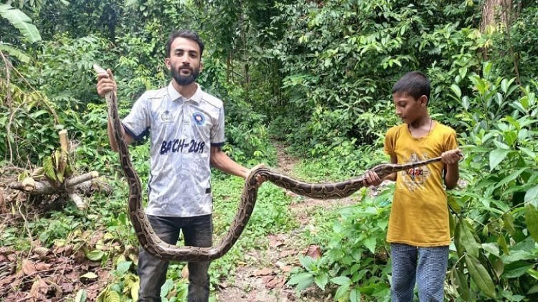 চট্টগ্রামে বসতঘরে মিললো ১২ ফুট লম্বা অজগর, উদ্ধার করে অবমুক্ত