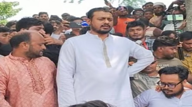 বেনাপোলে এনসিপি মুখ্য সমন্বয়ক নাসীরুদ্দীন পাটওয়ারীর গাড়ি বহরে হামলা