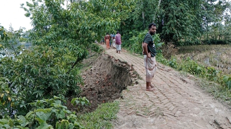 মগড়া নদীর ভাঙনে সড়ক বিলীন, দুর্ভোগে পাঁচ গ্রামের ১০ হাজার মানুষ