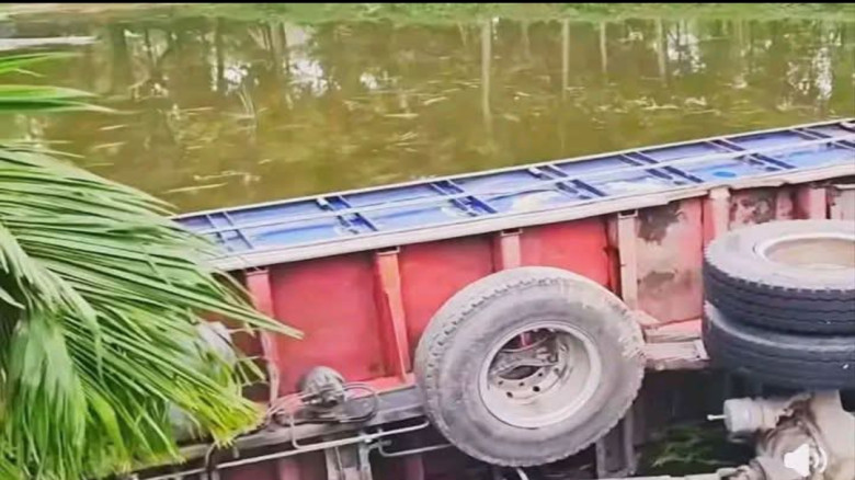 ফুলপুরে ভয়াবহ সড়ক দুর্ঘটনা: বাস খাদে, ট্রাক পুকুরে, হতাহতের আশঙ্কা