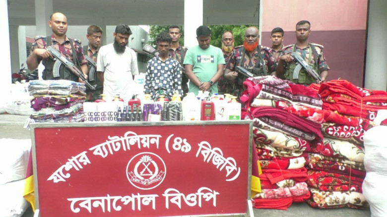বিজিবির অভিযানে শুল্ক ফাঁকির ৩ কোটি টাকার মালামাল ও ট্রাকসহ আটক-৩ ‎