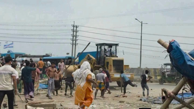 ধামরাইয়ে সড়ক ও জনপথ বিভাগের উচ্ছেদ অভিযানে হামলা,আহত ২