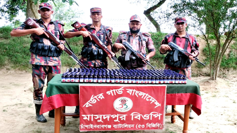 চাঁপাইনবাবগঞ্জে ৫৩ বিজিবির অভিযানে বিপুল পরিমান ভারতীয় মাদক জব্দ