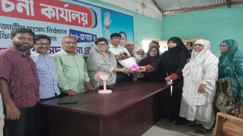 ঝিকরগাছায় সংরক্ষিত মহিলা সংসদ সদস্য সাবিরা সুলতানার সাথে ফুলেল শুভেচ্ছা