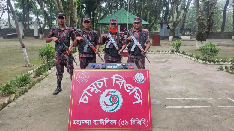 ভোলাহাটে বিজিবির অভিযানে ১৬টি ভারতীয় চোরাই মোবাইল জব্দ