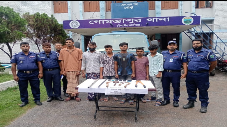 চাঁপাইনবাবগঞ্জে অস্ত্রসহ আন্তঃজেলা ডাকাত দলের ৬ সদস্য গ্রেফতার, পিকআপ ও দেশীয় অস্ত্র জব্দ