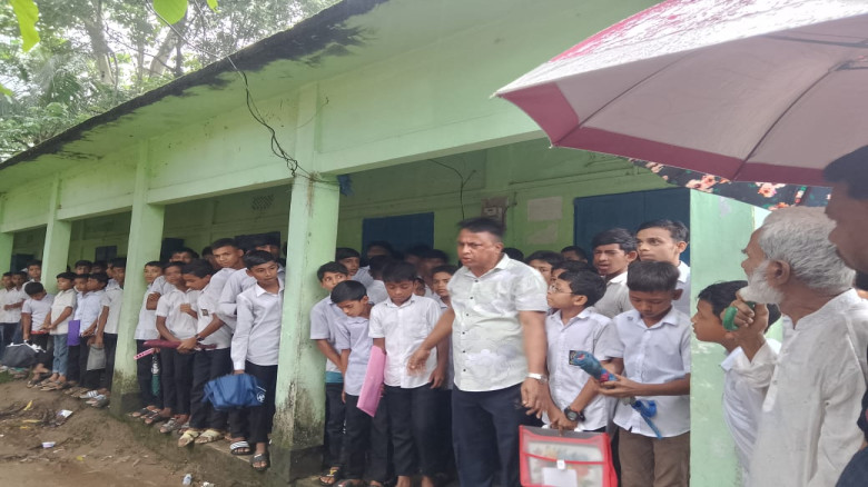 প্রধান শিক্ষকের কক্ষে তালা,ভোগান্তিতে পরীক্ষার্থীরা  বিক্ষোভ ও প্রতিবাদ সভা