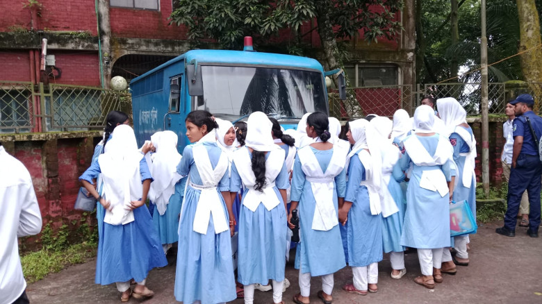 নেত্রকোণায় সাবেক ইউপি চেয়ারম্যান ও প্রধান শিক্ষক গ্রেপ্তার, প্রিজন ভ্যান ঘিরে শিক্ষার্থীদের বিক্ষোভ