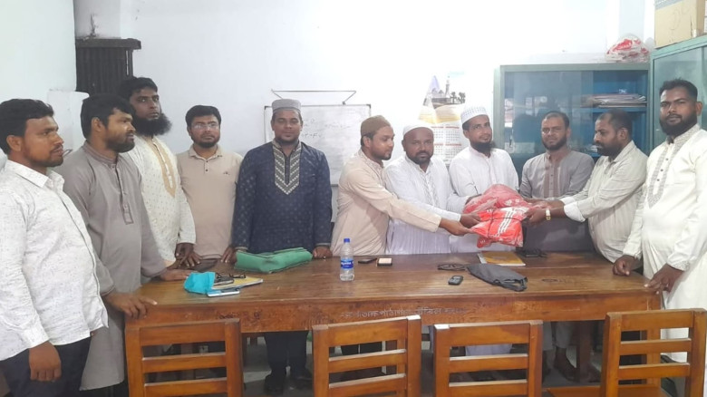 ঝিকরগাছা উপজেলা জামায়াতের যুব বিভাগের ক্রীড়া সামগ্রী বিতরণ