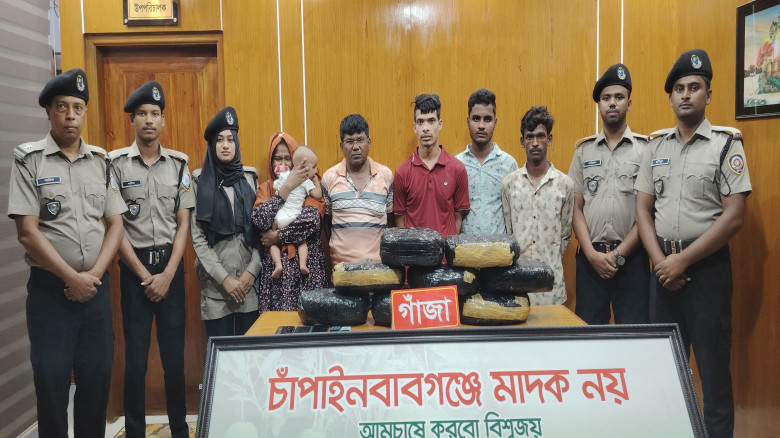 চাঁপাইনবাবগঞ্জে ১৬ কেজি গাঁজাসহ আটক ৫, তালিকায় জামাই-মেয়ে-শ্বশুর ​