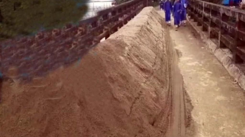 সড়ক ও সেতু দখল করে বালু ব্যবসা, চরম ভোগান্তিতে সাধ...