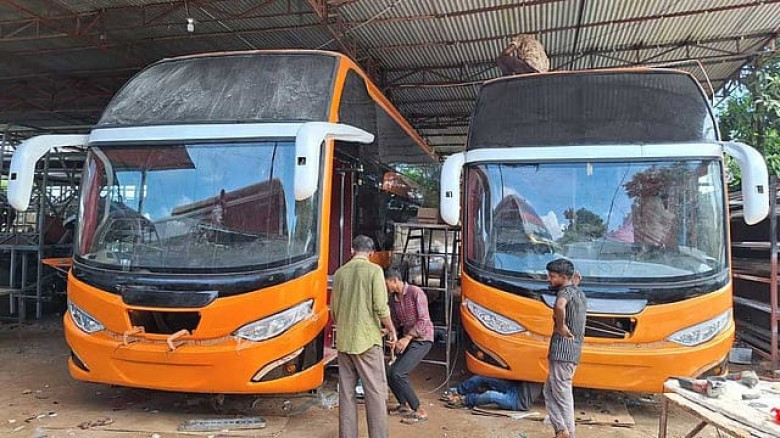 অনুমোদন নেই, তবু সড়কে ডাবল-ডেকার স্লিপার বাস, চলছে কার ছত্রছায়ায়?