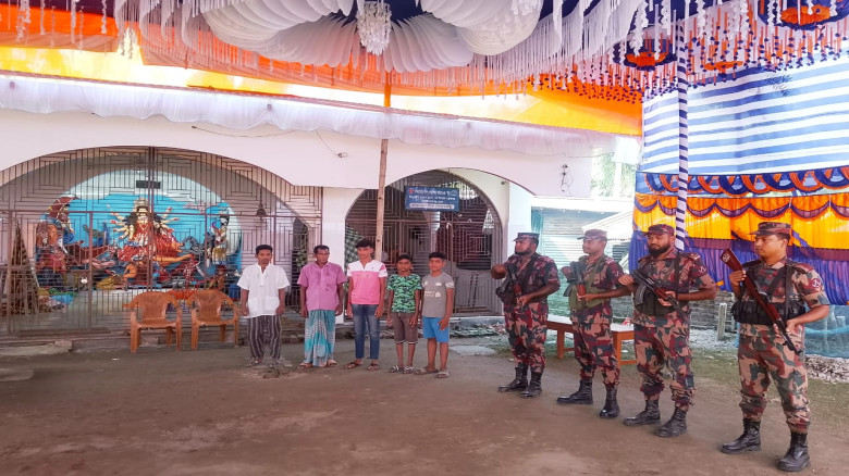 শারদীয় দুর্গাপূজা ঘিরে চাঁপাইনবাবগঞ্জ সীমান্তে ৫৩ বিজিবির ৮ প্লাটুন মোতায়েন