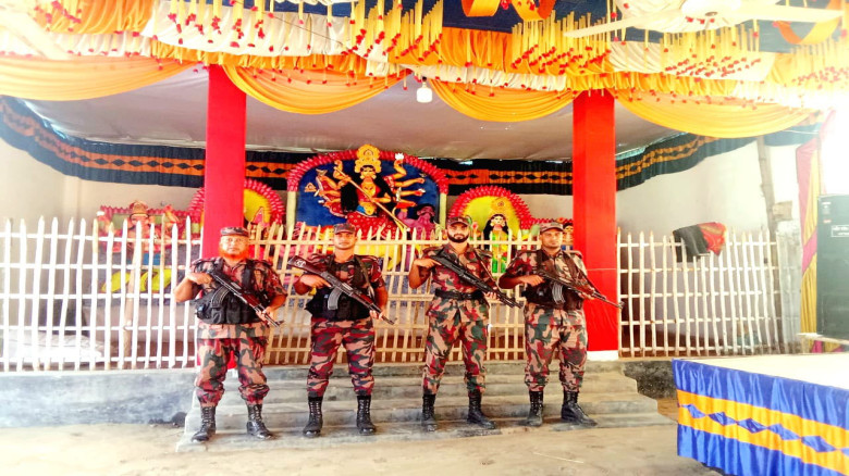 পীরগঞ্জে দুর্গাপূজায় সীমান্তে নিরাপত্তা জোরদার, পূজামণ্ডপে বিজিবির সতর্ক টহল