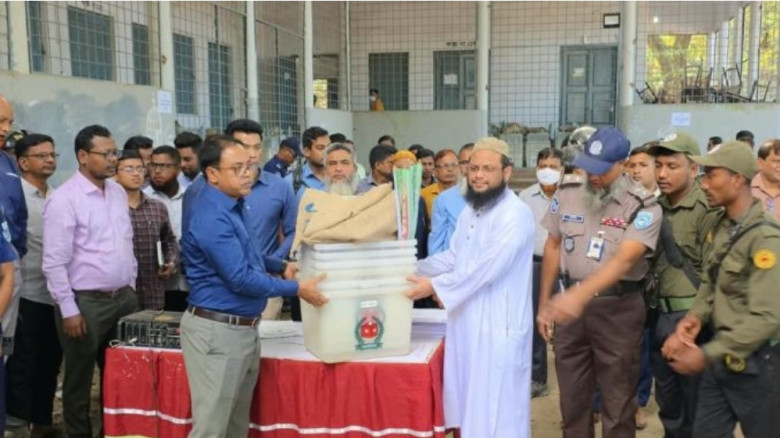 ঠাকুরগাঁও-১ আসনের উপনির্বাচন: কেন্দ্রে কেন্দ্রে পাঠানো হচ্ছে নির্বাচনী সরঞ্জাম